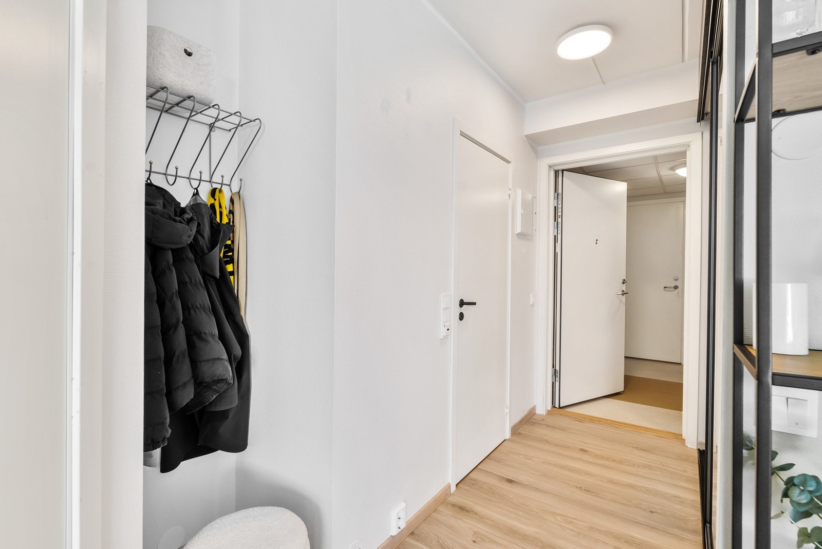 Velkommen inn! - Entré med skyvedørsgarderobe med speildører, satt inn i 2023 Galleribilde