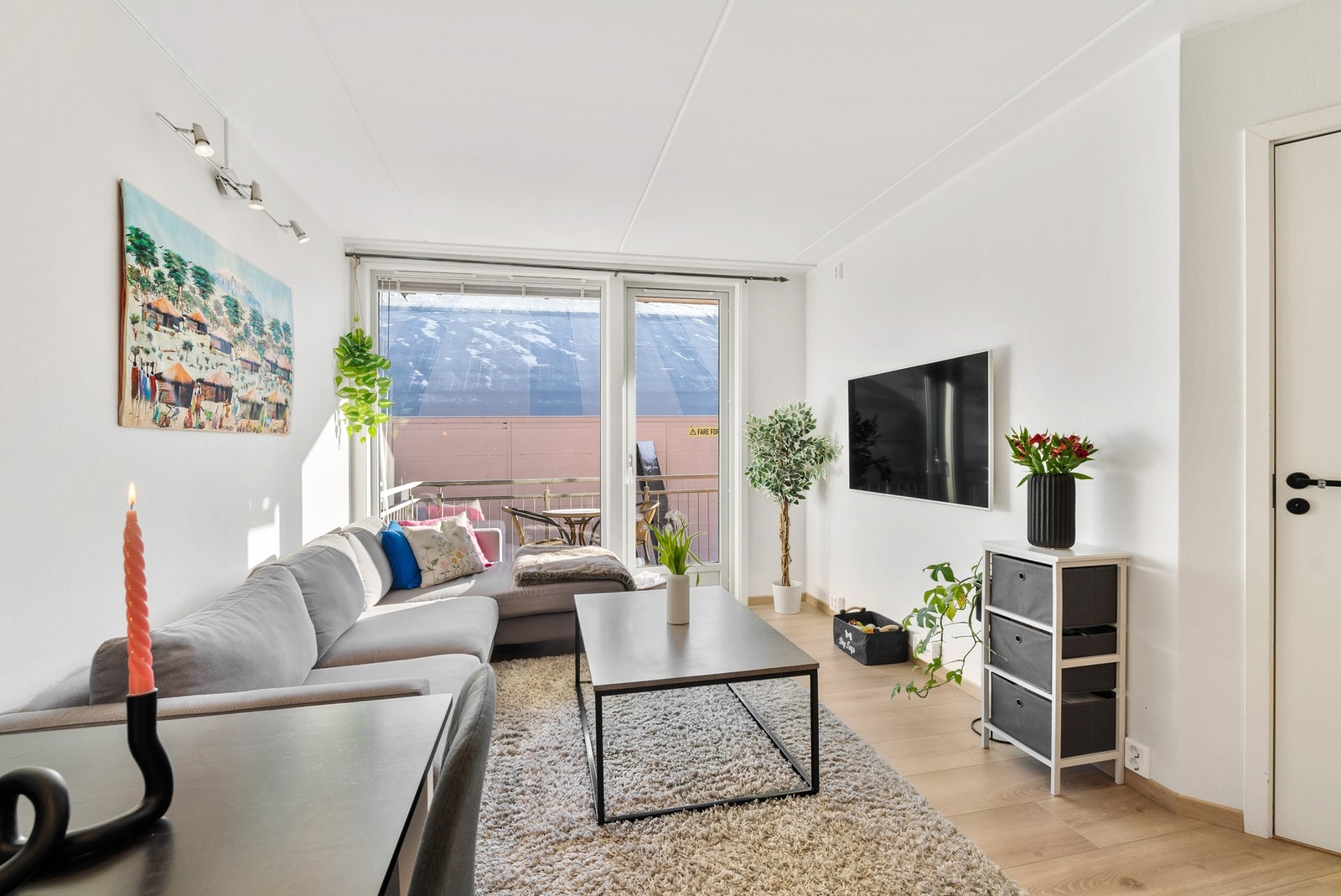 Store vindusflater slipper inn godt med naturlig lys i leiligheten - Utgang til takoverbygget balkong Galleribilde