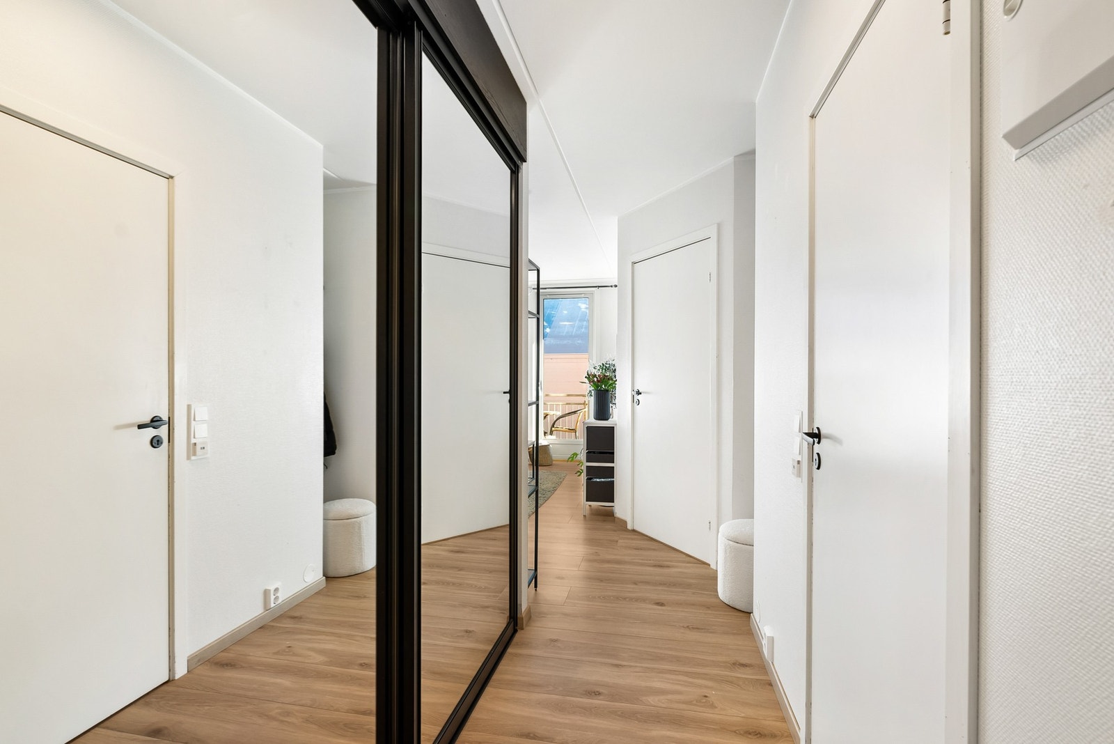 Entré med skyvedørsgarderobe med speildører, satt inn i 2023 Galleribilde
