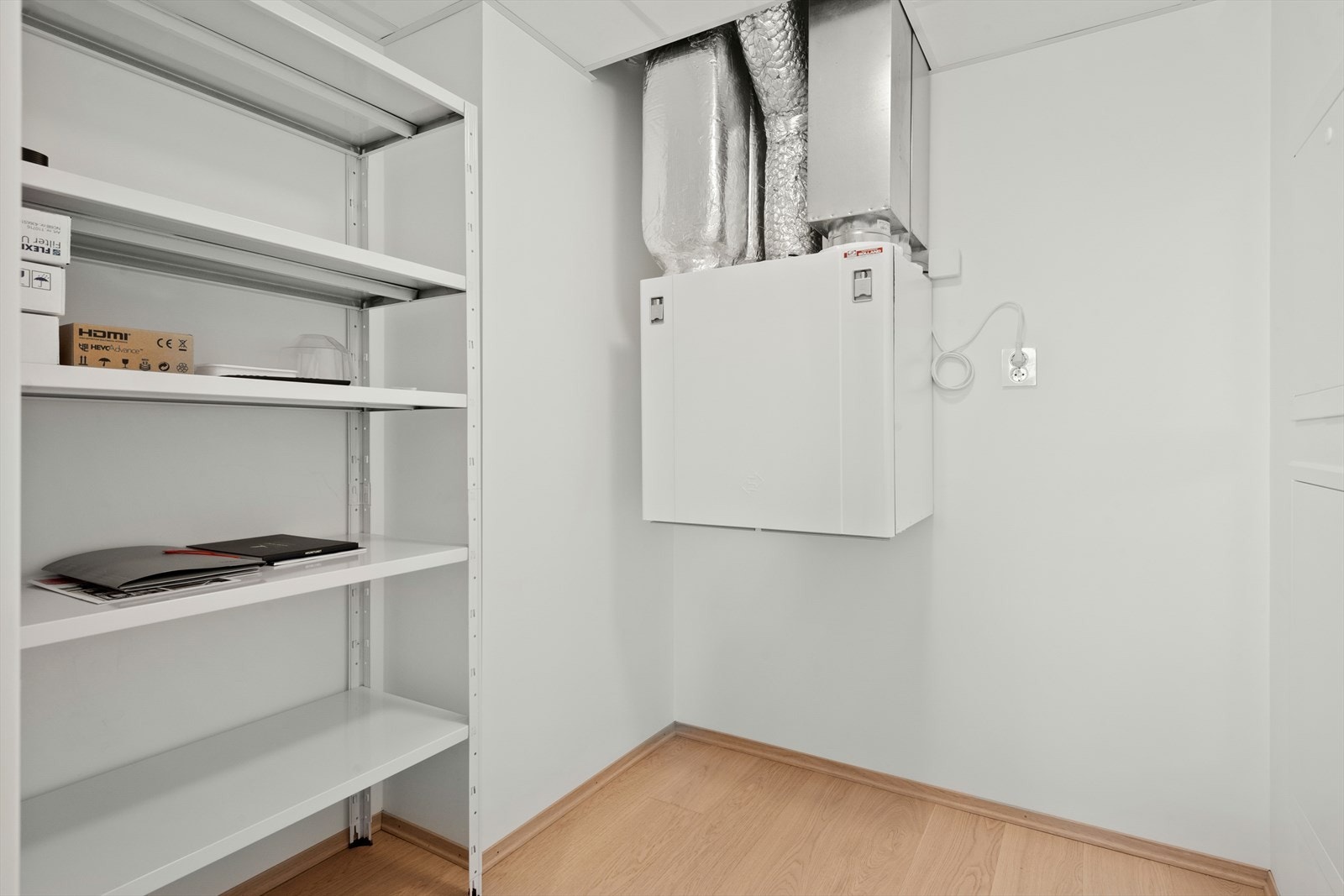 Romslig innvendig bod/teknisk rom. Galleribilde