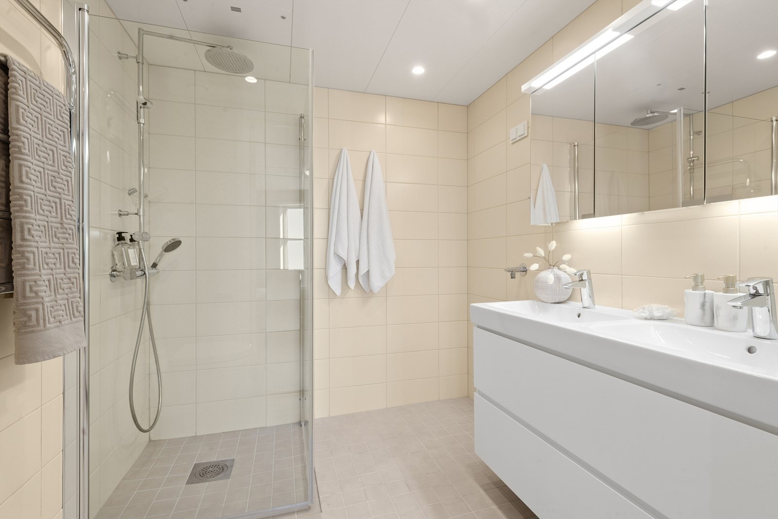 På hovedbadet er det stor baderomsinnredning med doble vasker, speilskap og dusjhjørne med innfellbare dører i glass. Regnfallsdusj og hånddusj. Det er plass til vaskesøyle. Galleribilde