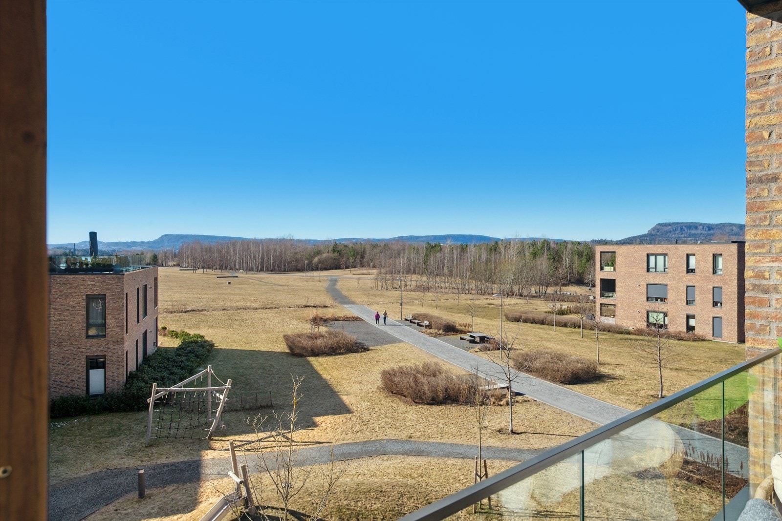 Solrik og usjenert beliggenhet med flott utsikt mot Kolsås og Skaugumsåsen, samt Storøya. Galleribilde