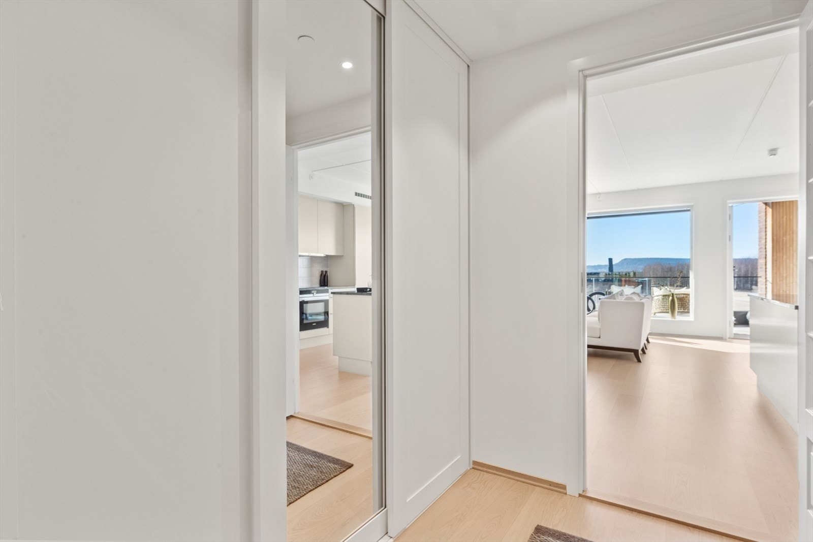 Skyvedørsgarderobe med god plass til yttertøy og sko. Galleribilde