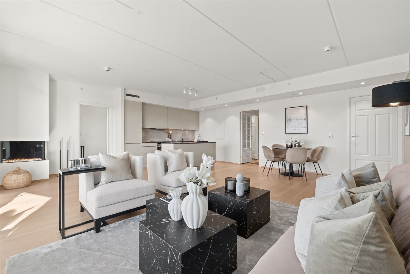 Det er down-lights i deler av rommet. Galleribilde