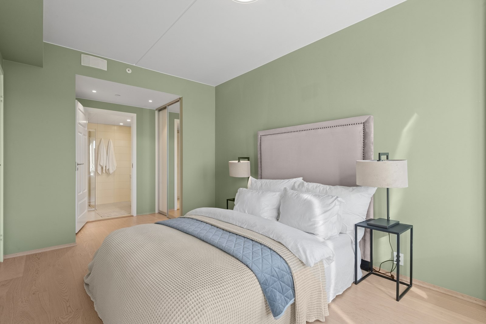 Det er bad en suite fra hovedsoverommet. Galleribilde