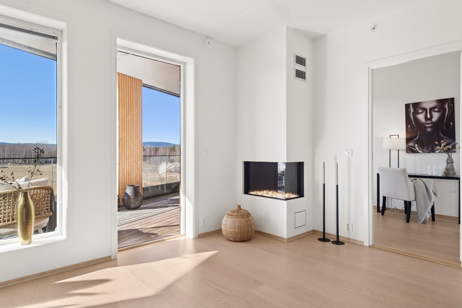 Utgang til den solflylte terrassen.Lekker gasspeis som har et flott design og varmer godt. Galleribilde