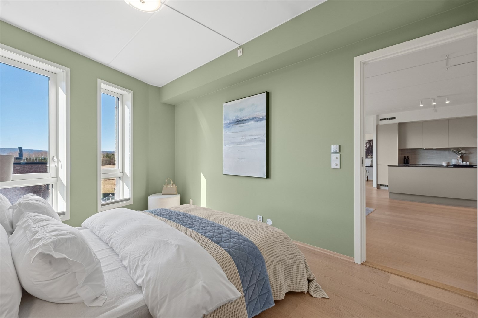 Hovedsoverommet er stort og har god plass til seng og tilhørende møblement. Galleribilde