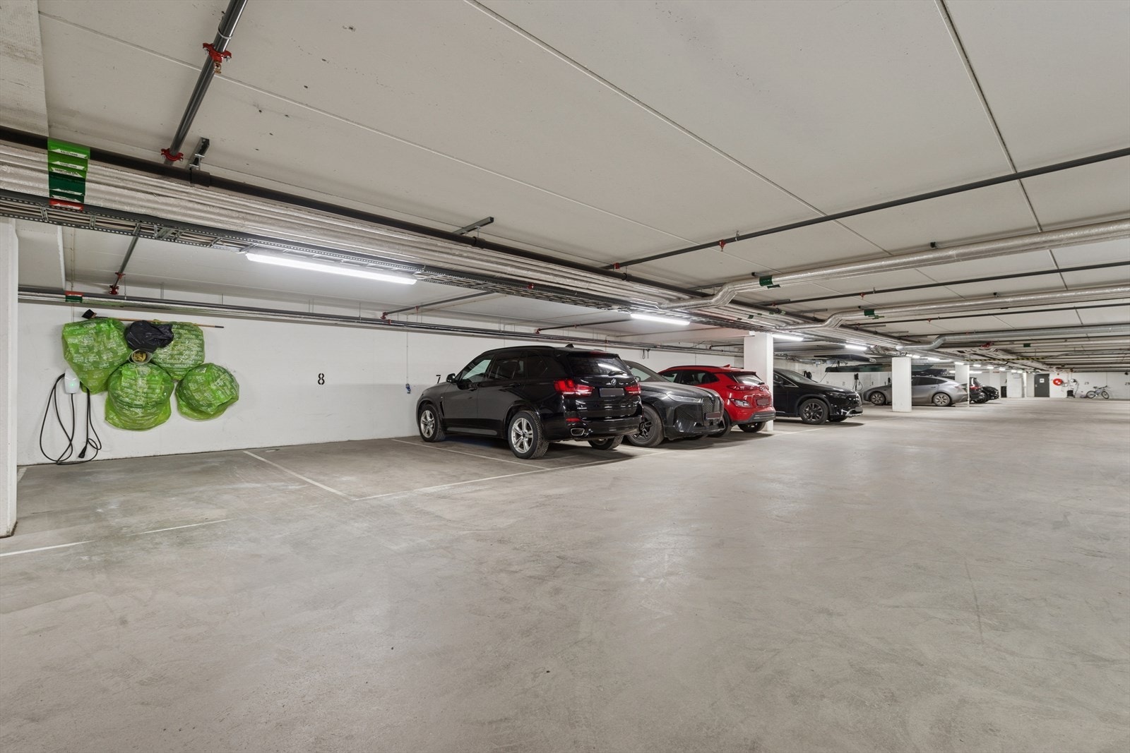 En garasjeplass i låst garasjeanlegg. Mulighet for montering av el-billader. Galleribilde