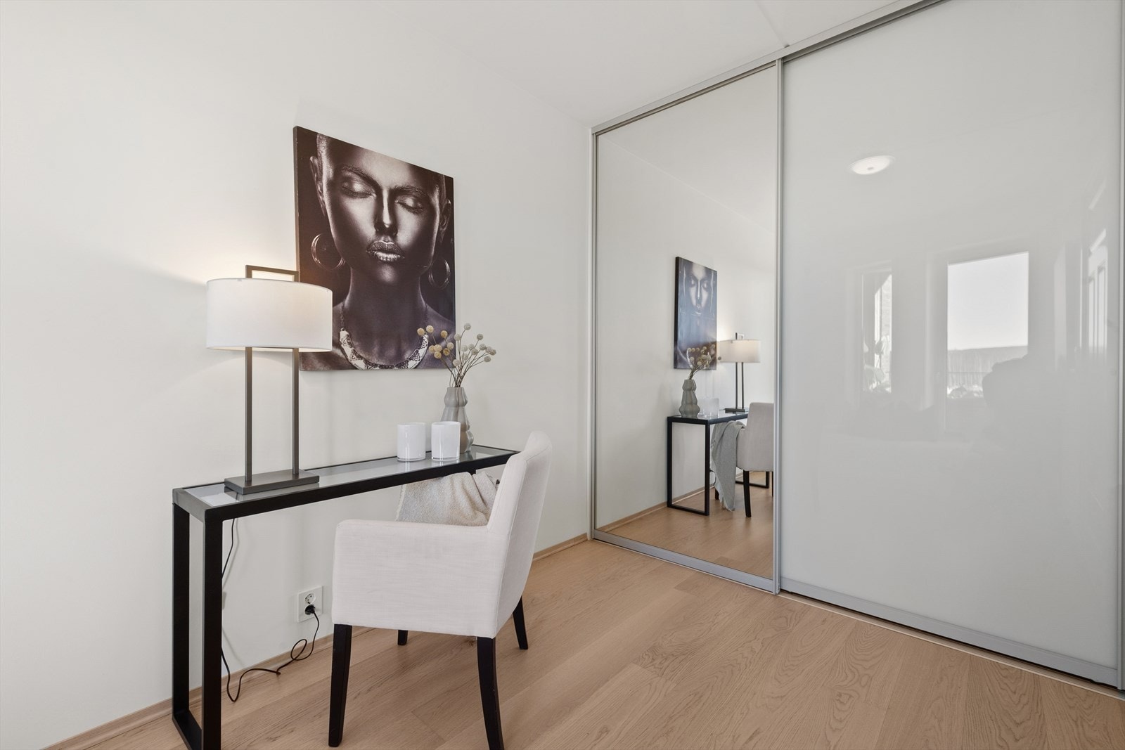Stor skyvedørsgarderobe med en speildør. Galleribilde
