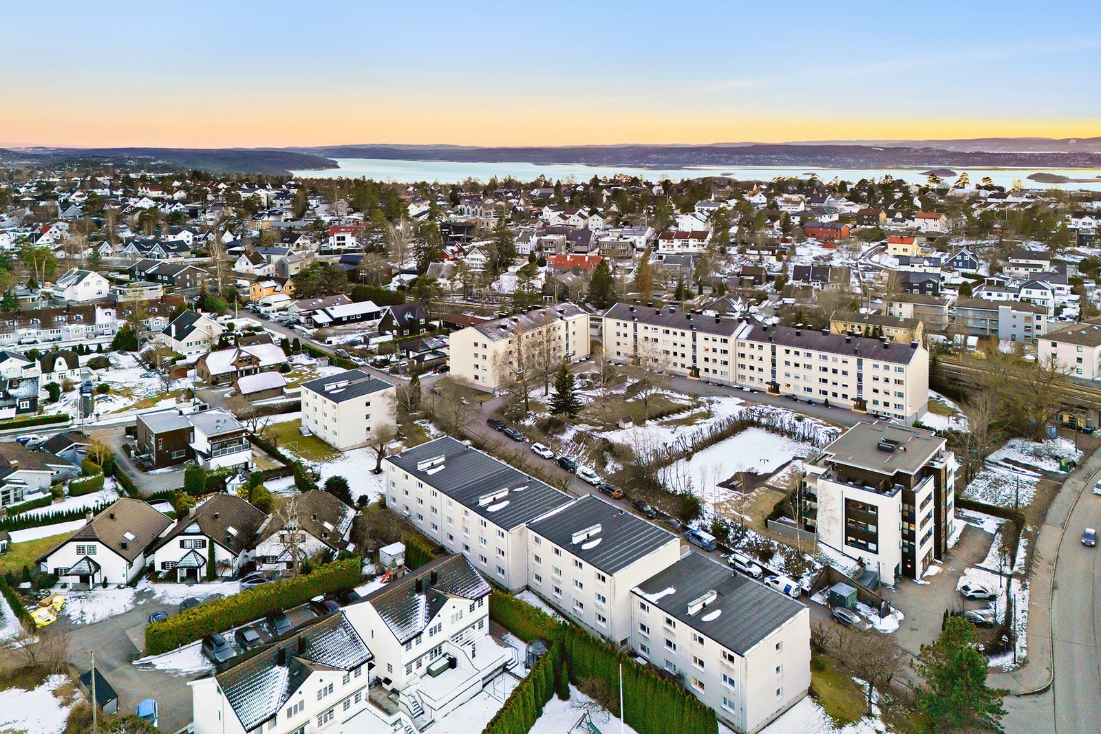 Kun 5 min unna Brattlikollen t-bane gjør det effektivt og enkelt å komme seg til sentrum. Galleribilde