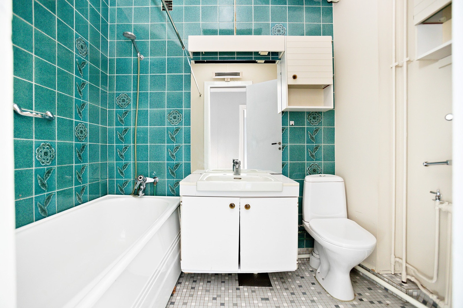 Eldre flislagt baderom. Ved renovering av baderommet vil det være mulig med opplegg for vaskemaskin. Galleribilde