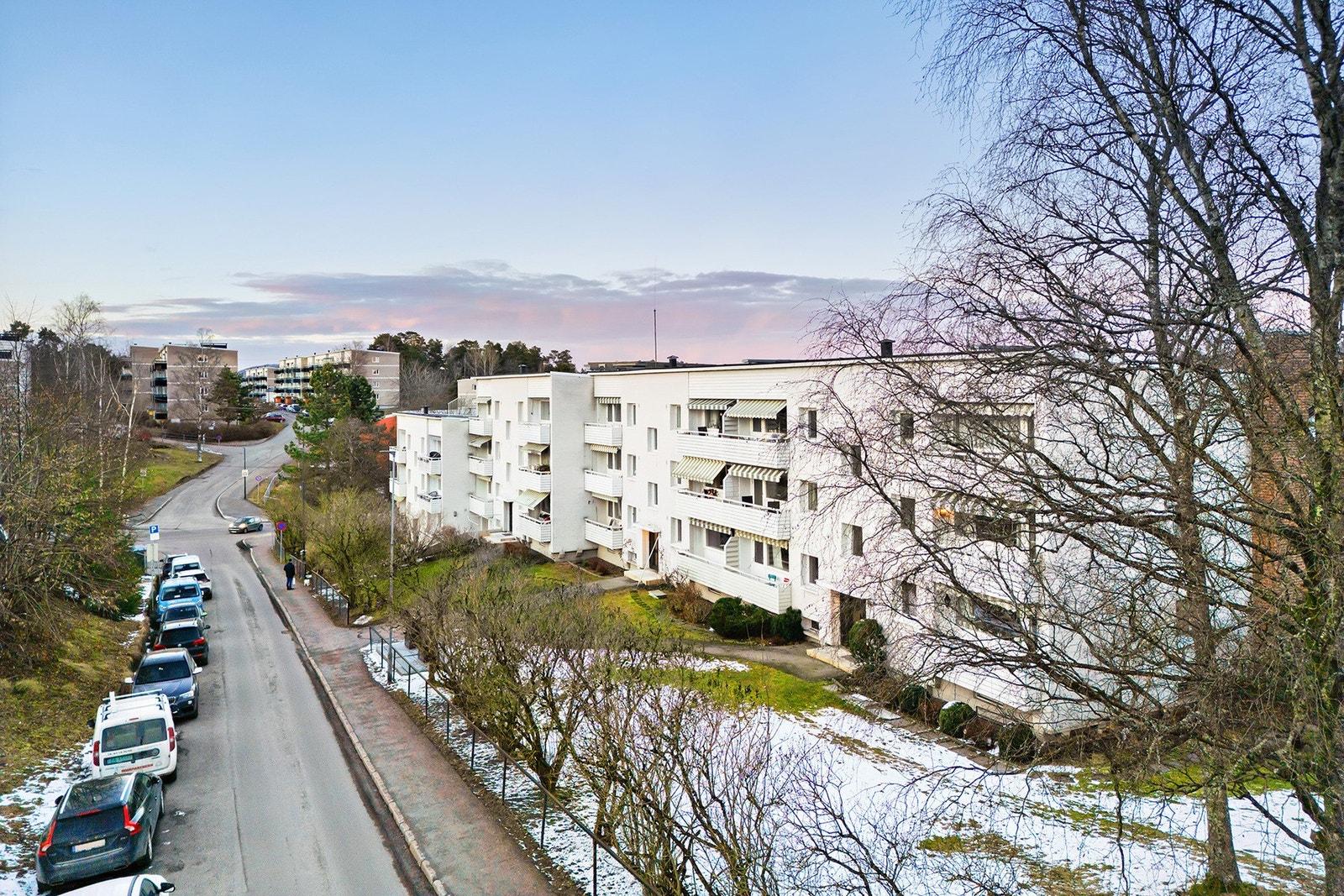 Trafikkstille og sentralt på Brattlikollen. Håvalds vei har gjennomkjøring forbudt. Galleribilde