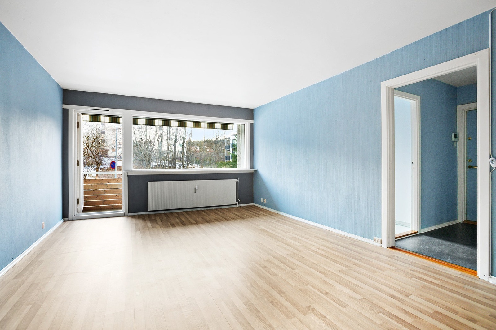 Leiligheten har en romslig stue med utgang til vestvendt balkong. Galleribilde