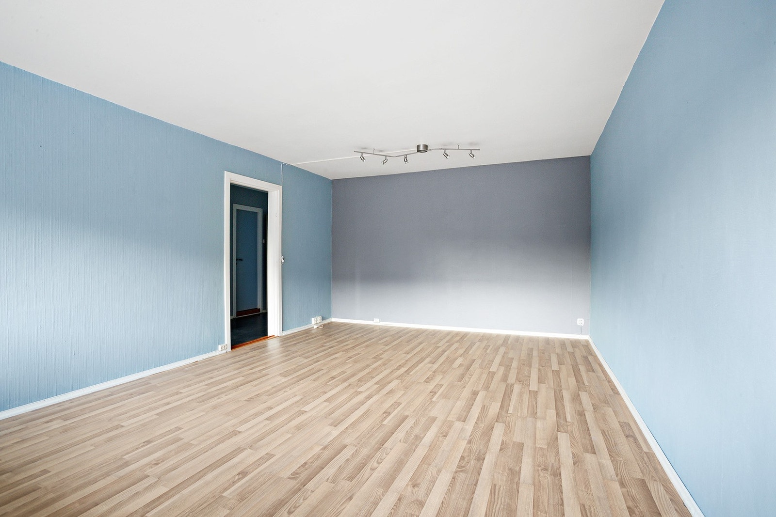 Romslig stue med god plass til sofagruppe og spisebord. Galleribilde