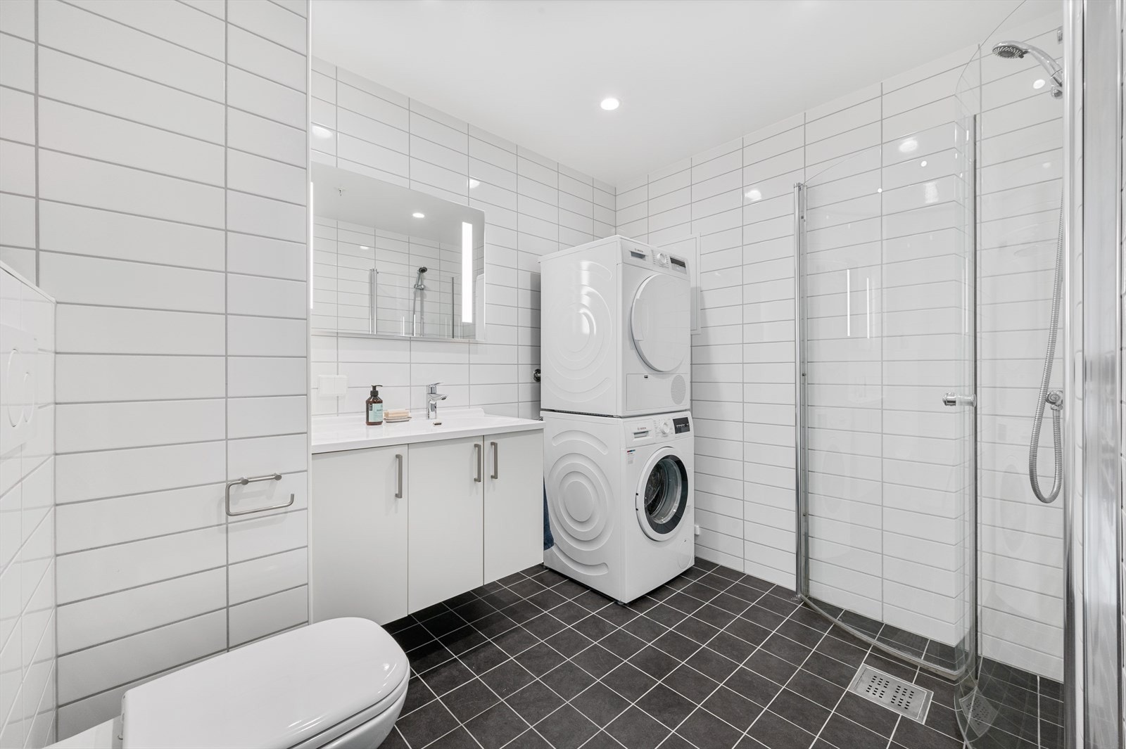 Badet er helfliset i tidløse farger med varmekabler i gulv. Galleribilde