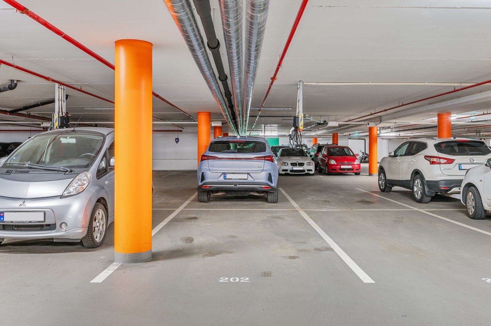 Fast parkeringsplass i garasjen. Galleribilde