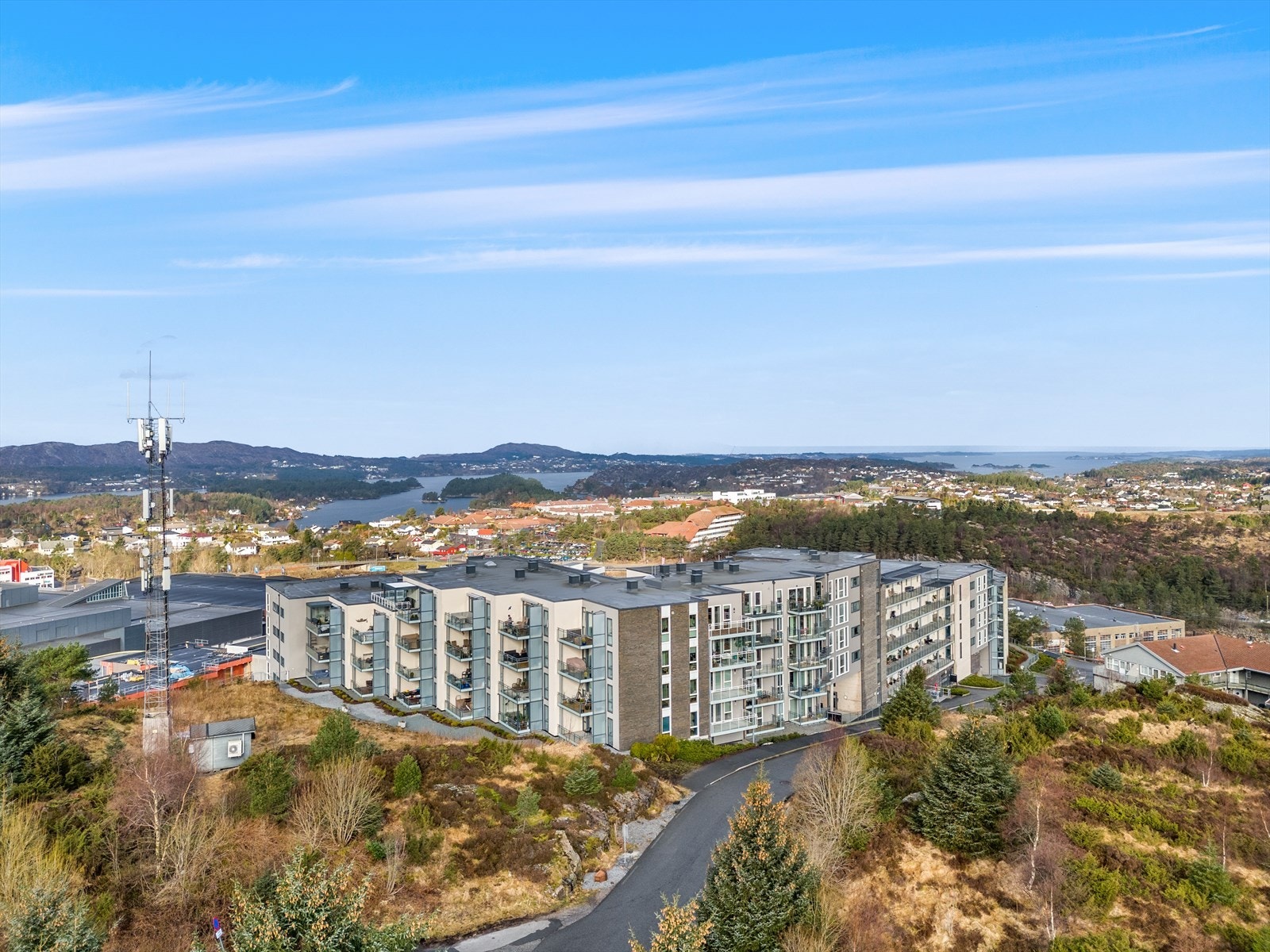 Leiligheten befinner seg i populære Straumsfjellet Panorama med gangavstand til Sartor senter. Galleribilde