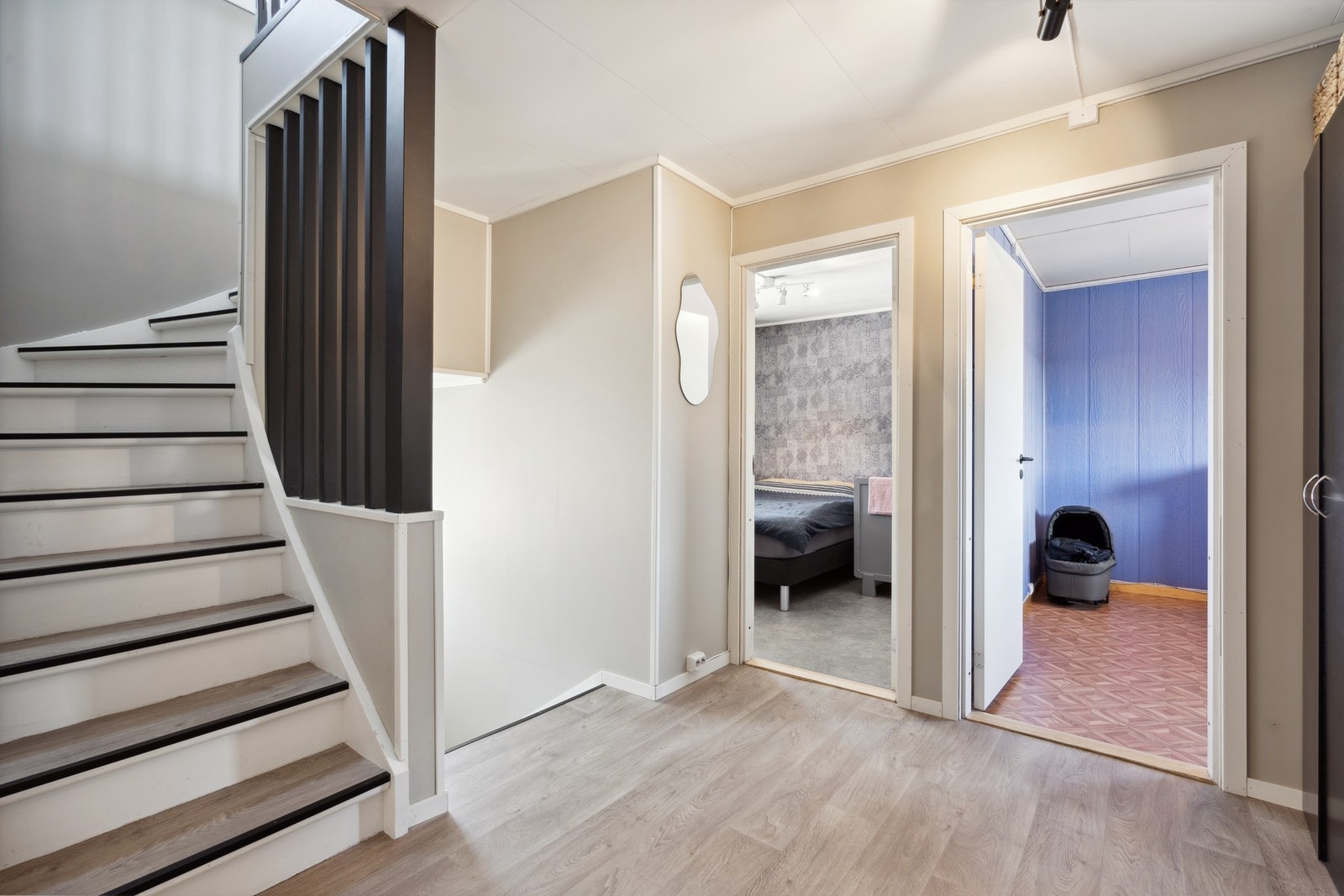 Termostatstyrte varmekabler fra 2023 i entre/trappegang. Galleribilde