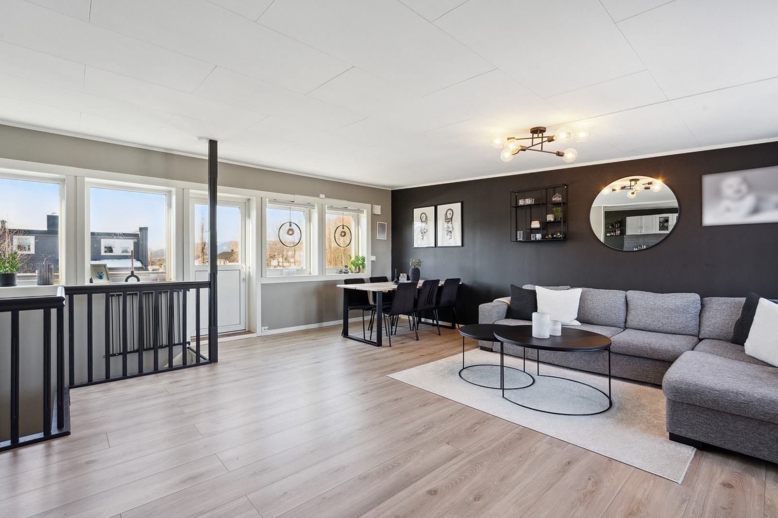 Den romslige og lyse stuen utgjør hjemmets naturlige samlingspunkt, perfekt for både hverdagsliv og sosiale sammenkomster. Galleribilde