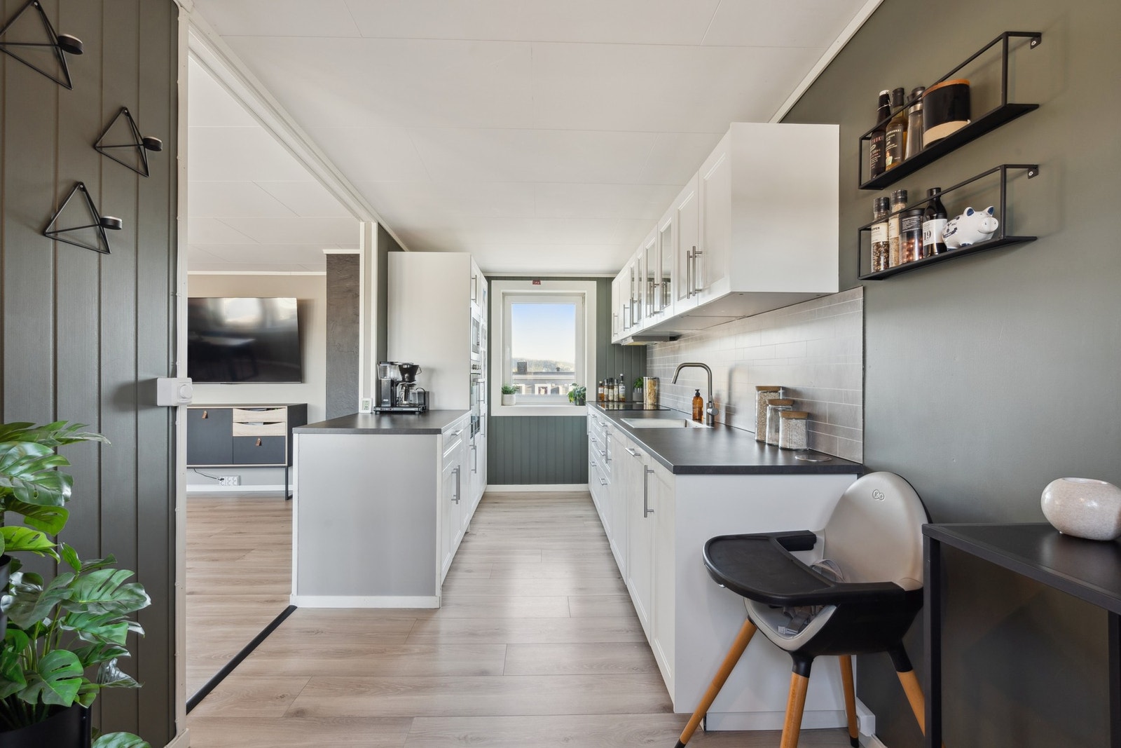 Kjøkkenet er utformet med klassiske hvite fronter, pene detaljer og godt med skap- og benkeplass. Galleribilde