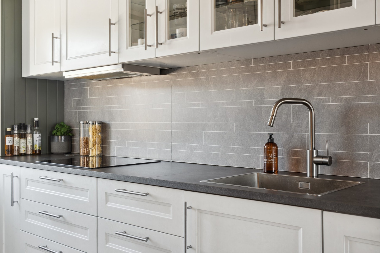 Oppvaskkum av stål med ett-greps blandebatteri. Lekkasjesikring i
skroget under oppvaskkummen. Galleribilde