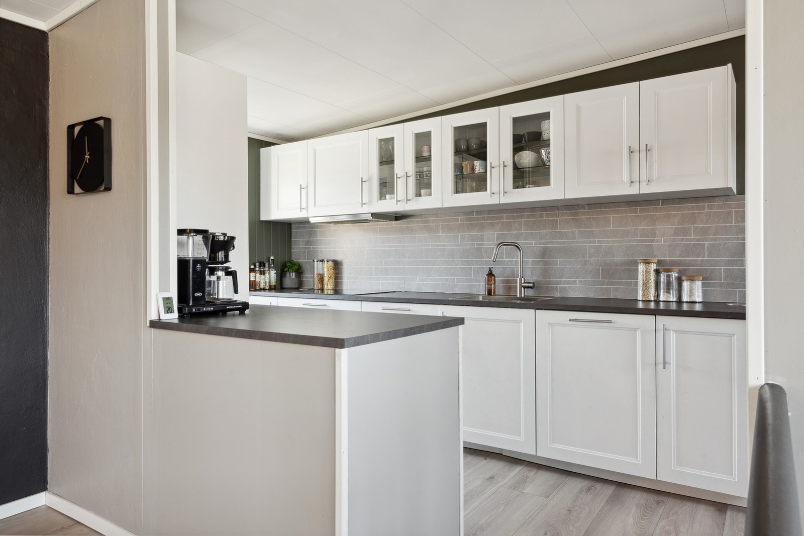 Kjøkkeninnredningen og hvitevarer er fra 2022. Galleribilde