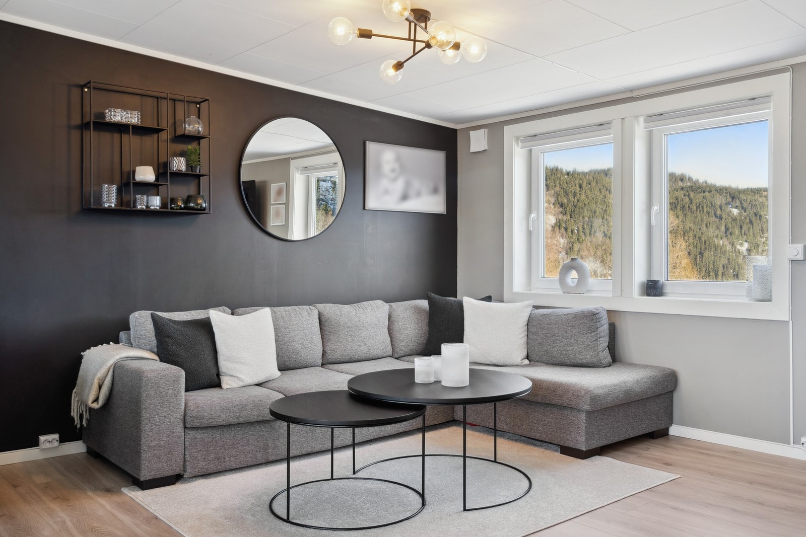 Lys og luftig stue i behagelige farger. Galleribilde