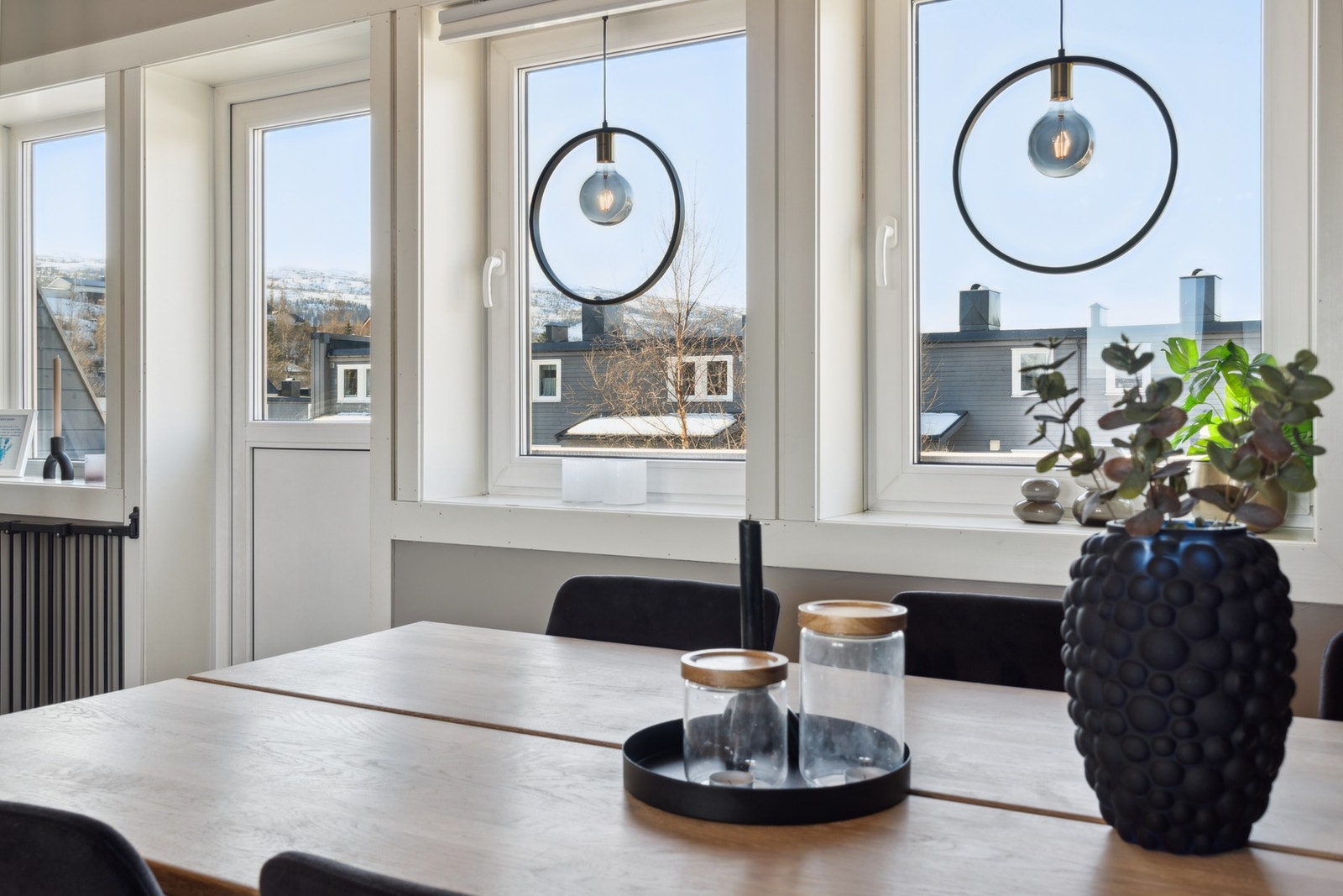 Fra stuen er det utgang til en romslig balkong. Galleribilde