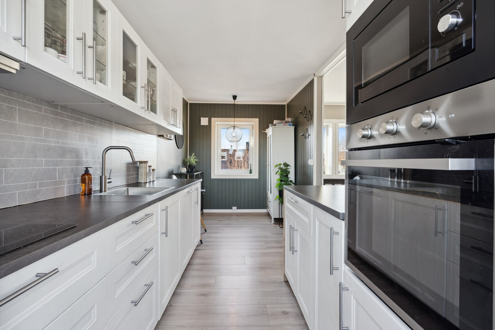 Integrert koketopp med induksjon, stekeovn, mikrobølgeovn og
kjøl/fryseskap. Galleribilde