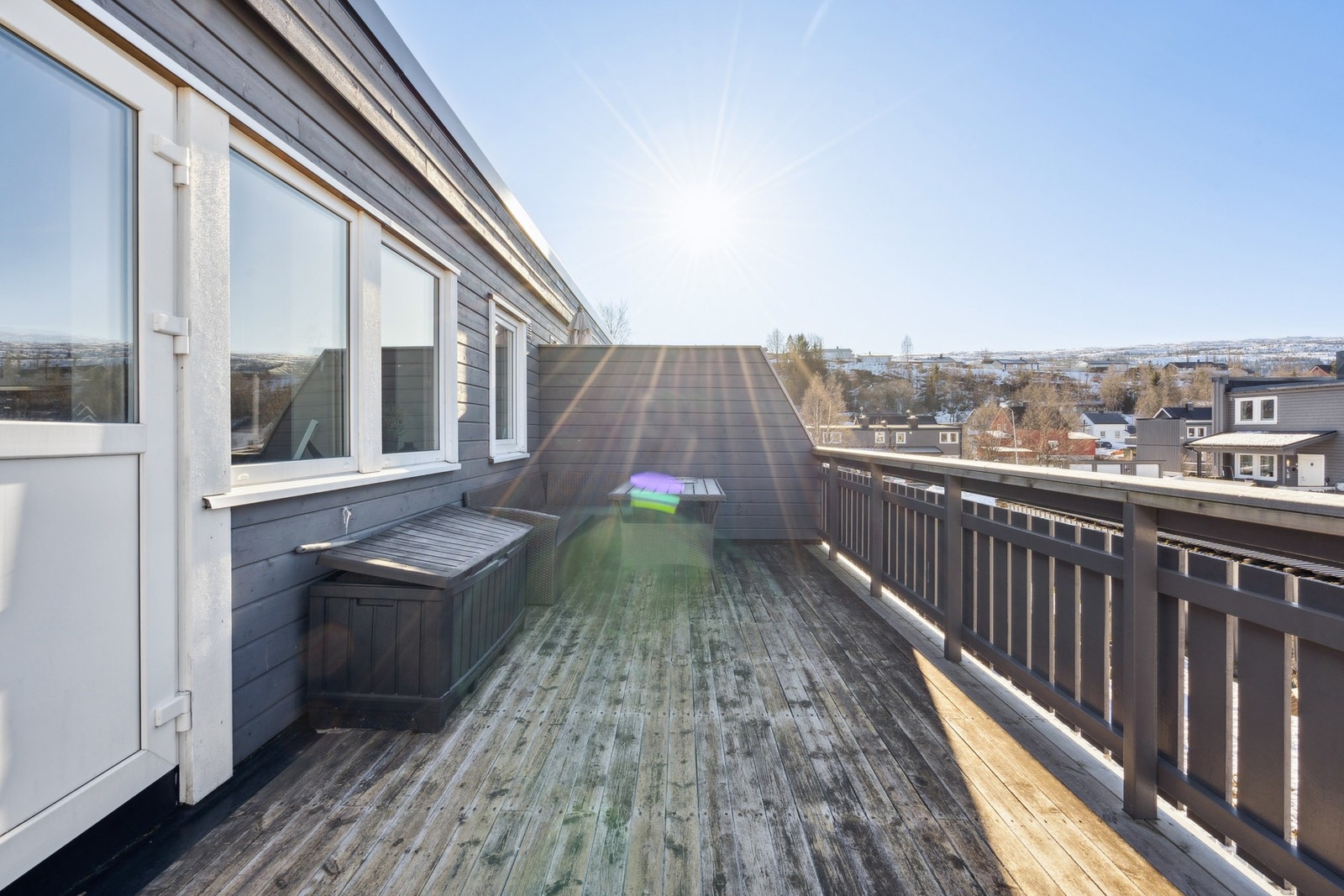 Her kan du nyte lange sommerkvelder med flott utsikt over nærområdet! Galleribilde