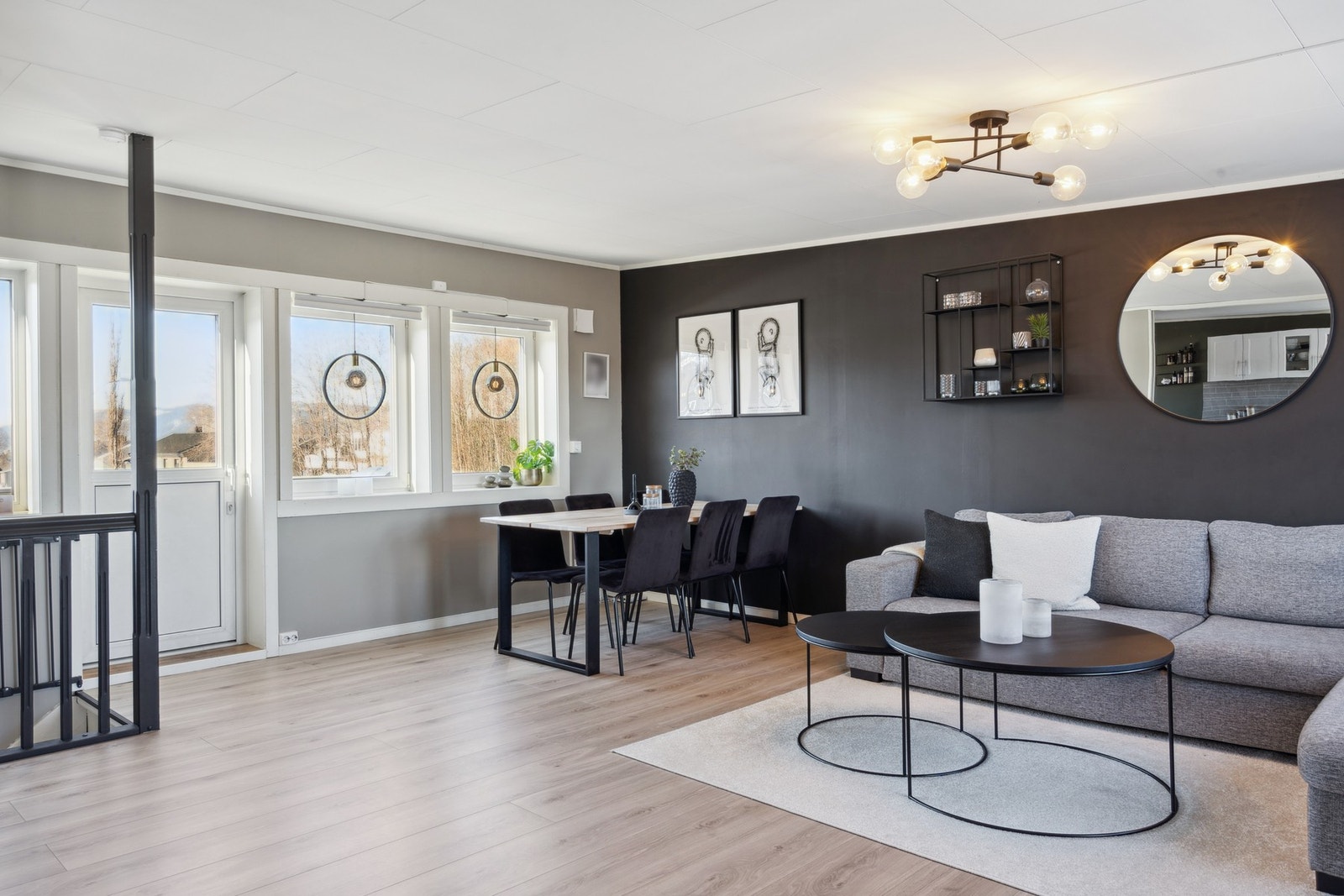 Kjøkkenet og stuen i boligen ble i 2022 pusset opp av nåværende eiere. Galleribilde