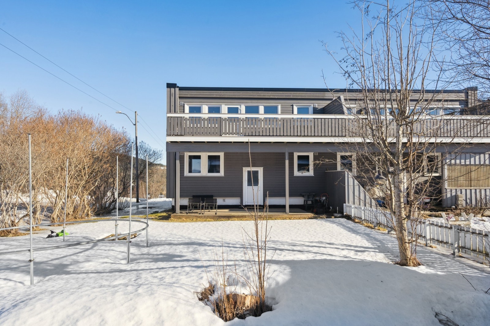 Tomten er felles for hele borettslaget, likevel har man i praksis sin egen hageflekk i bakkant av boligen. Galleribilde