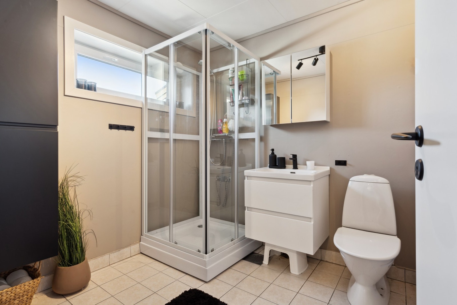 Termostatstyrte varmekabler i baderommet. Dusjkabinett og våtromsmaling fra 2025. Galleribilde