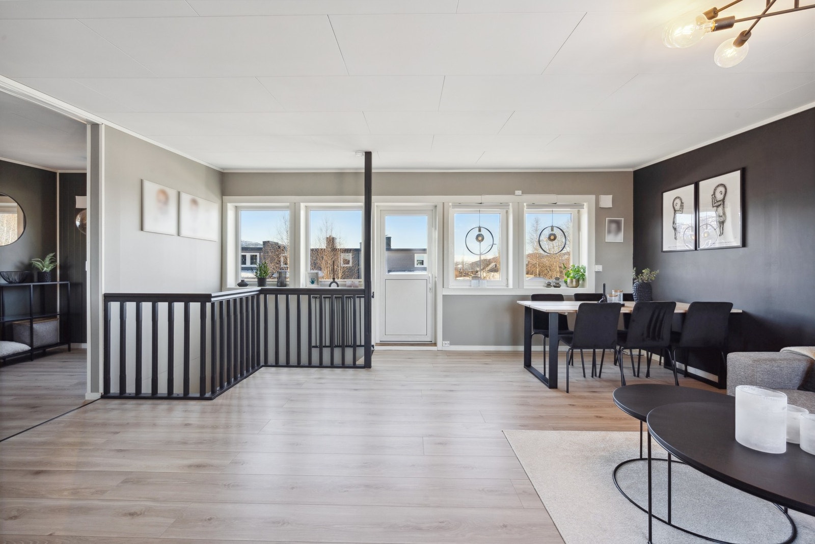 Masse vindusflater som slipper inn rikelig med naturlig lys. Galleribilde