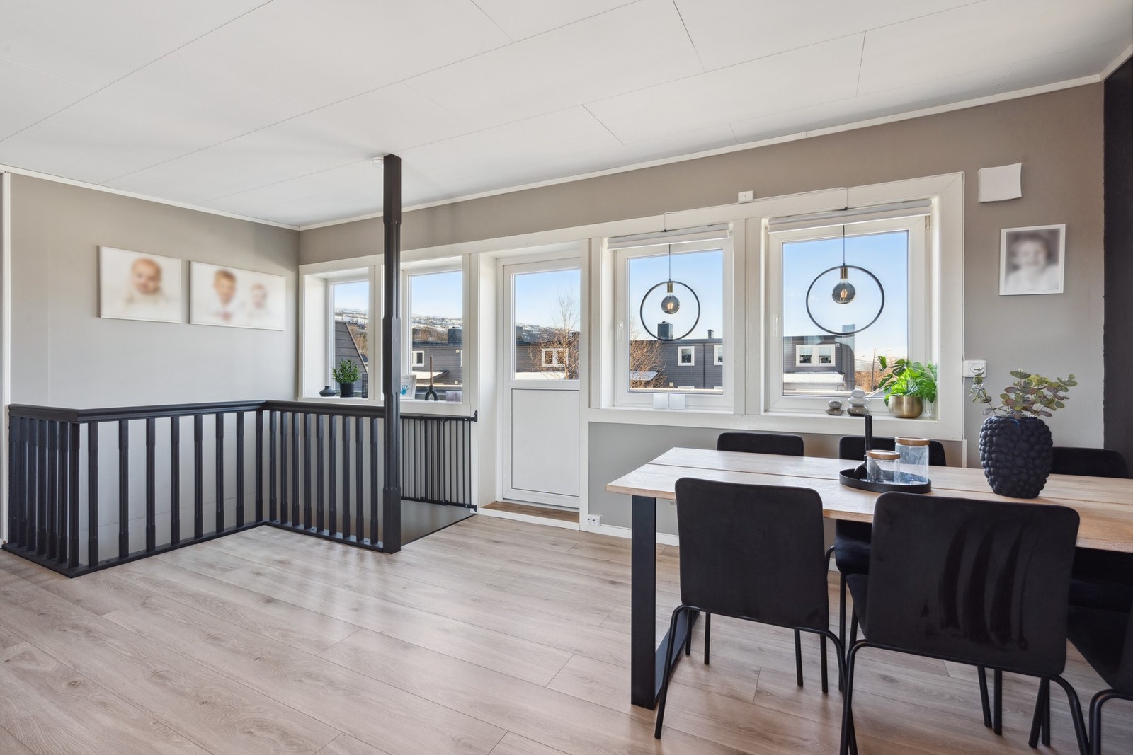 God plass til et stort spisebord der familie og venner kan samles til måltider og hyggelige stunder. Galleribilde