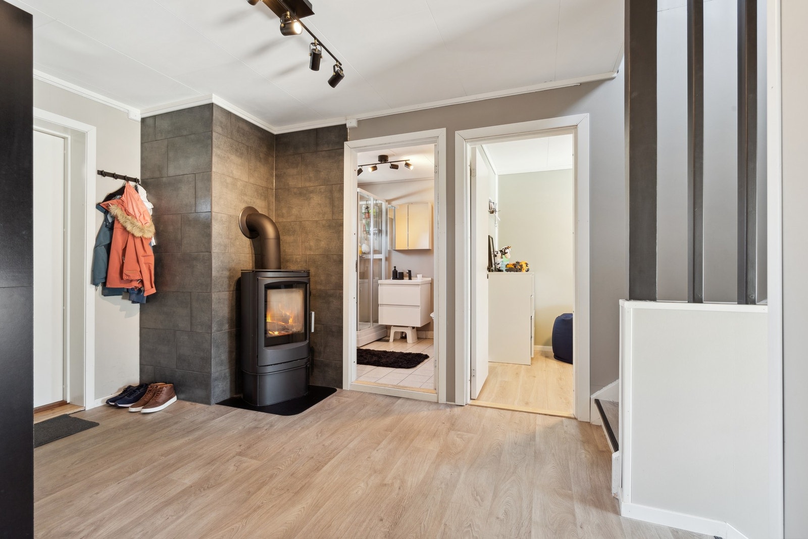 Den stilige peisen ved inngangspartiet skaper en varm og innbydende atmosfære allerede idet du kommer inn. Galleribilde