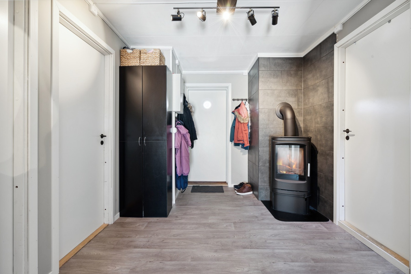 Praktisk oppbevaringsløsning med både skap og knagger, som gir plass til yttertøy og sko. Galleribilde