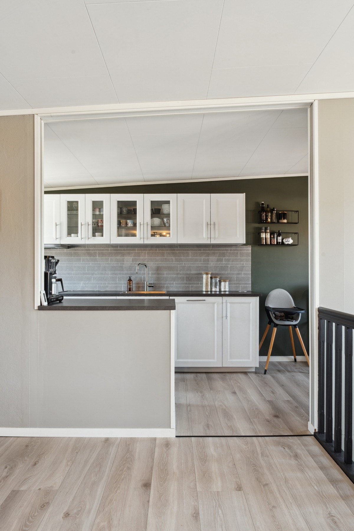 Delvis åpen planløsning mot stue. Galleribilde