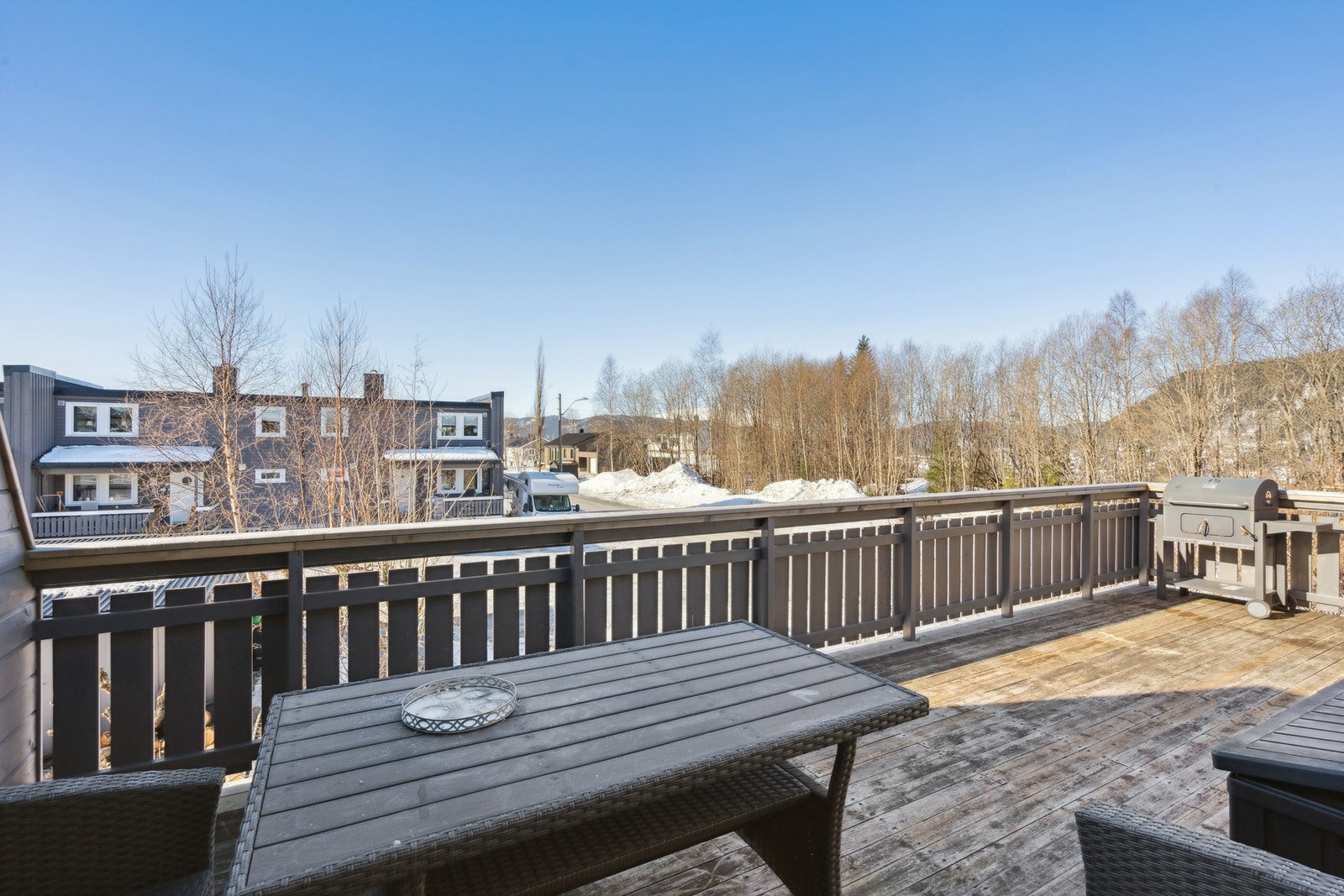 Balkongen gir deg en herlig uteplass med god plass til både spisegruppe og grill. Galleribilde