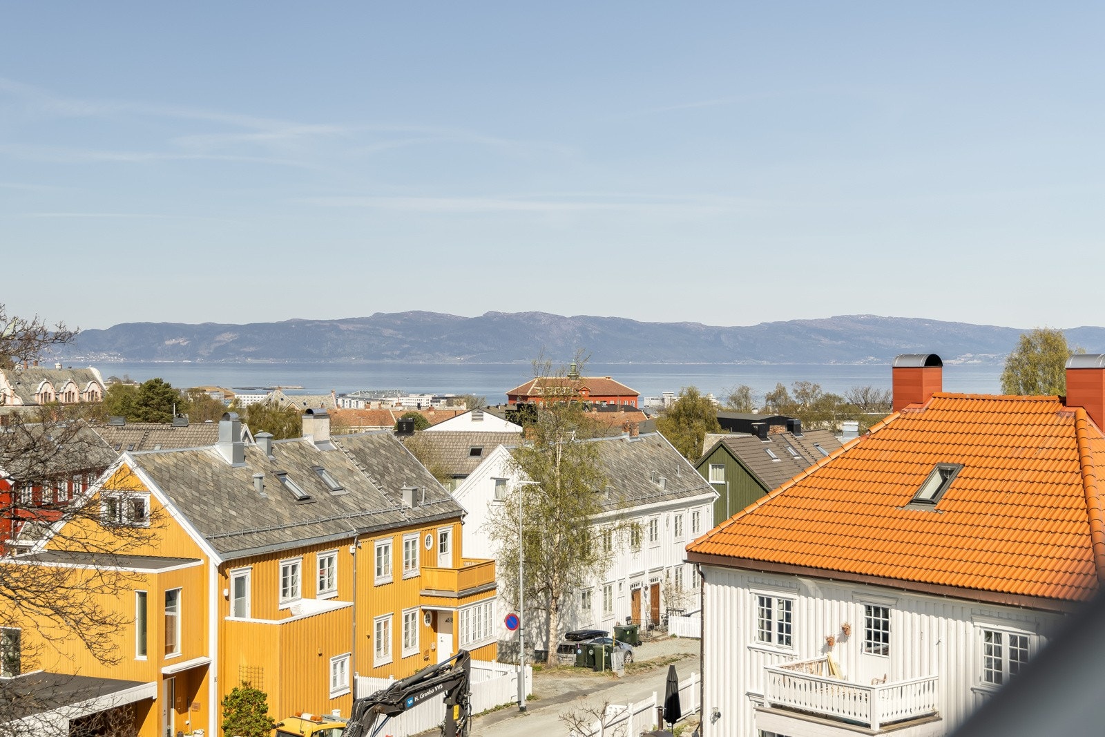 Herifra har man en fantastisk utsikt over by,fjord og fjell Galleribilde