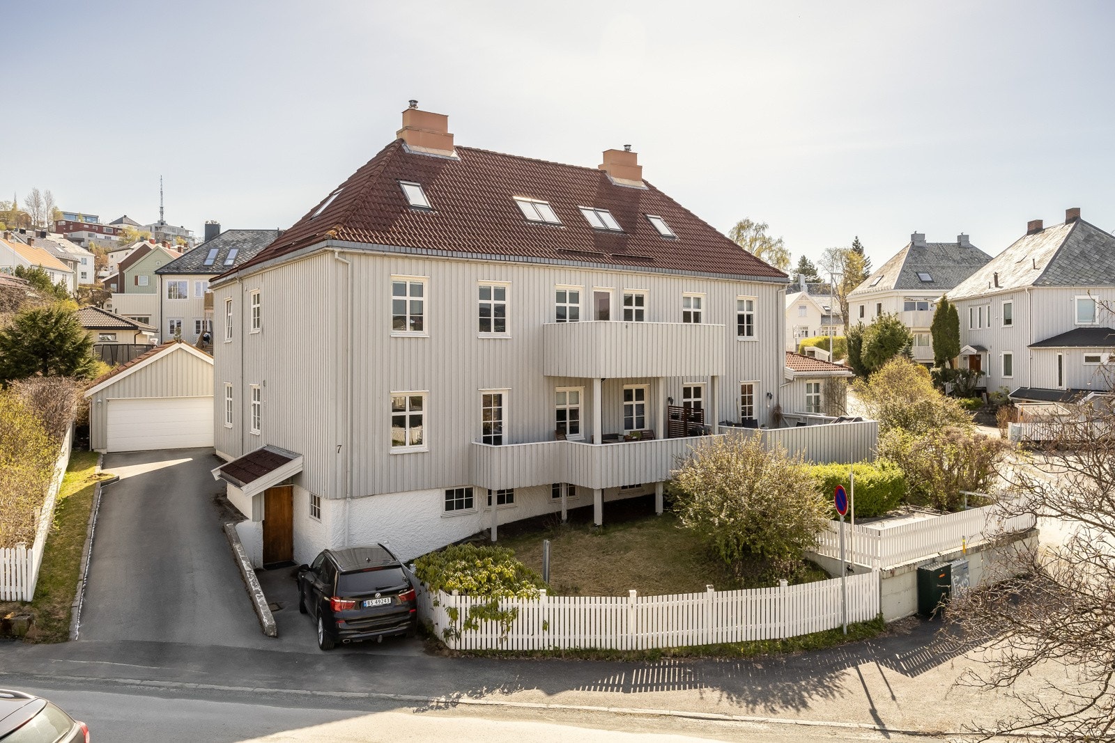 Boligen er meget godt vedlikeholdt og har en rolig men sentral beliggenhet Galleribilde