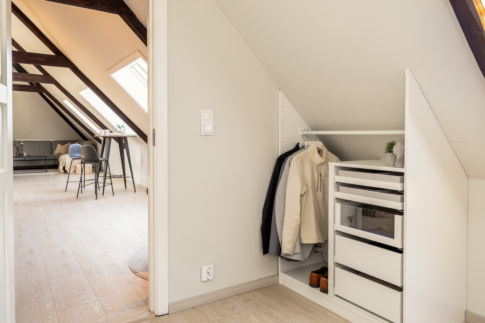God plass til garderobe Galleribilde