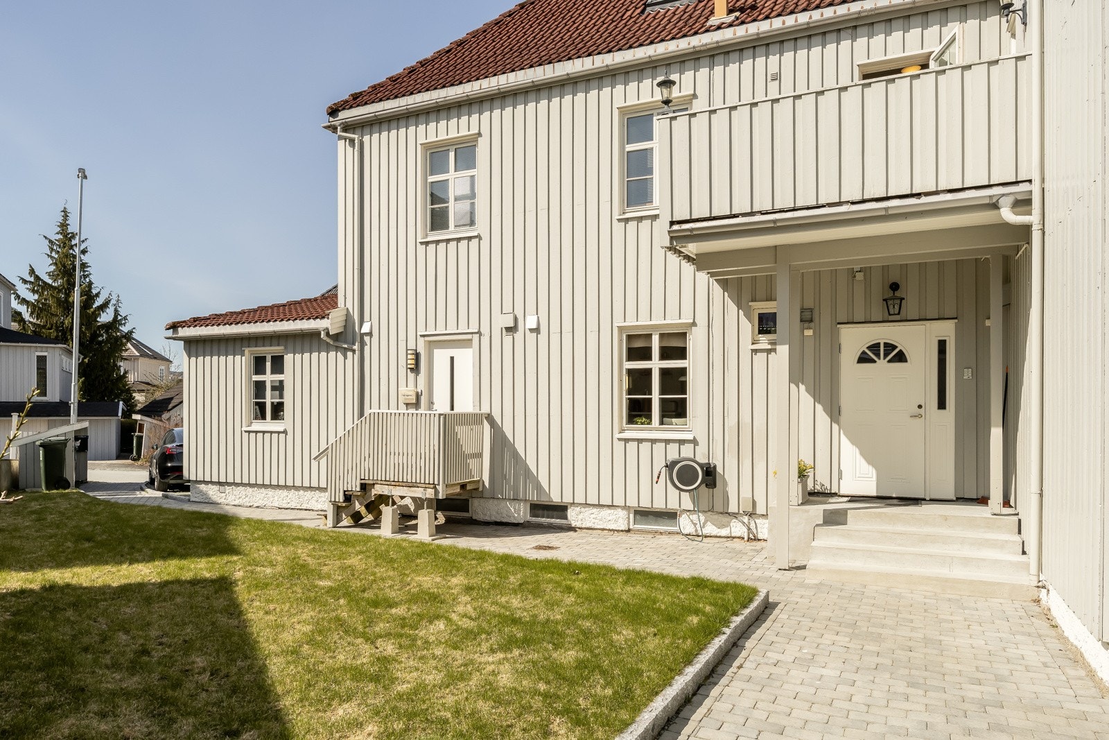 Hagen og uteområdet er veldig pent opparbeidet. Opparbeidet kun for 2 år siden Galleribilde
