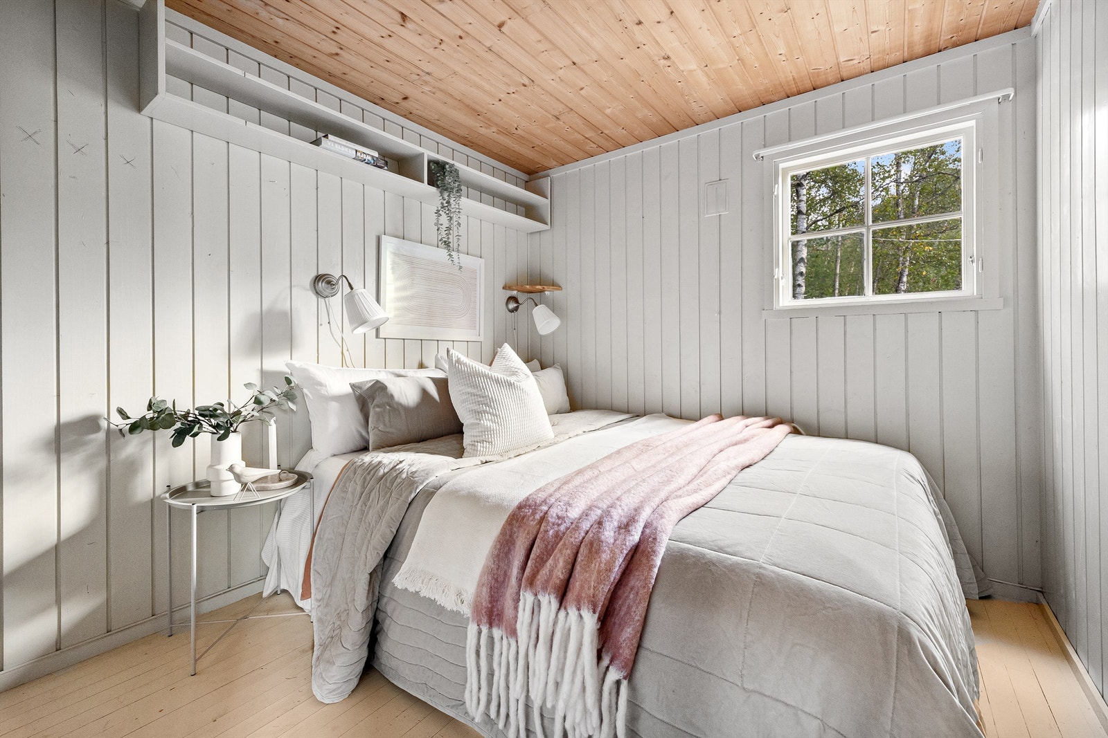 Romslig hovedsoverom med god plass til dobbeltseng Galleribilde