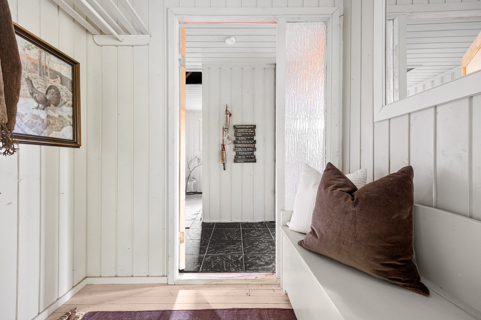 Entre med mulighet for å henge fra seg ytterklær og henge fra seg støvler og sko Galleribilde