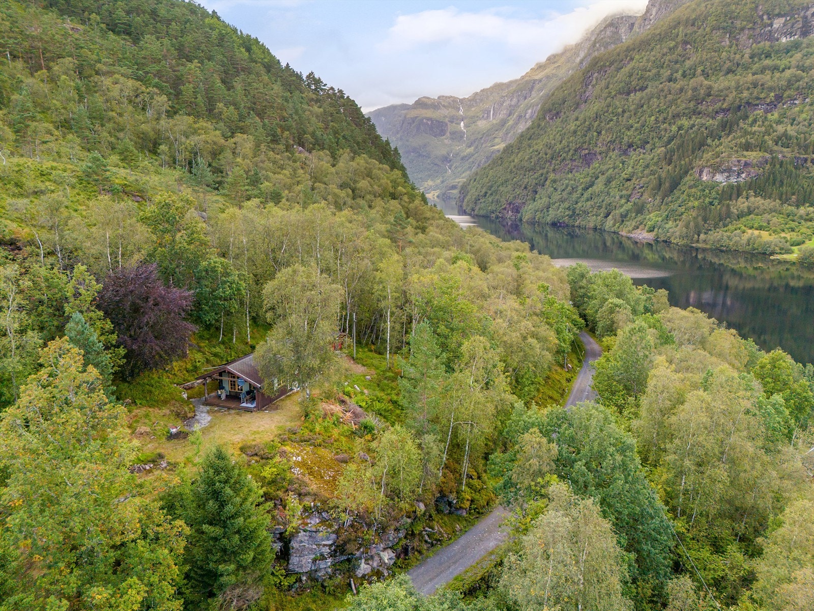 Mulighet for å parkere ca. 30 meter fra hytten. P-plass koster kr. 1.000,- per år etter avtale med bonden (betalt ut 2024). Galleribilde