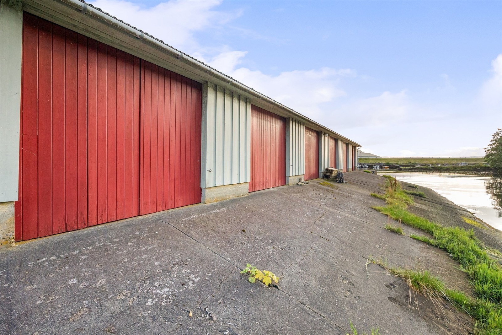 Naust i naustrekke i Eikelandssosen kan medfølge handelen for kr. 500.000,- Galleribilde