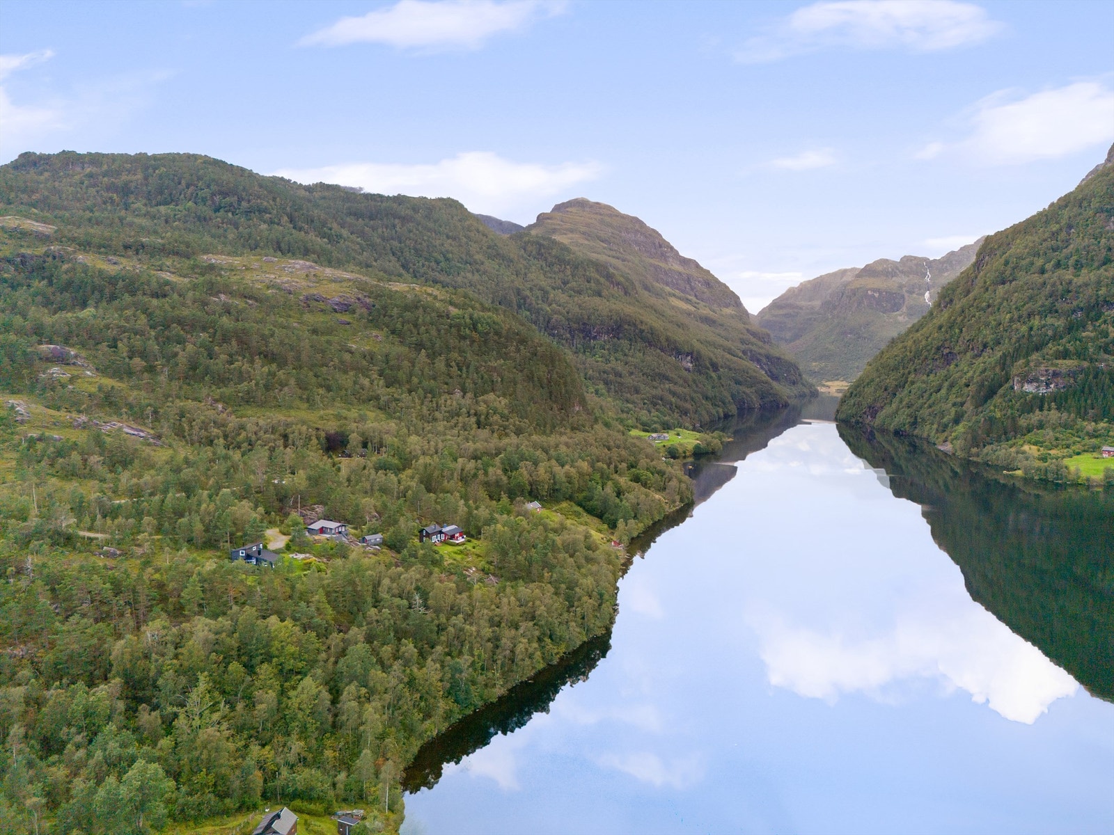Idylliske Gjønavatnet Galleribilde
