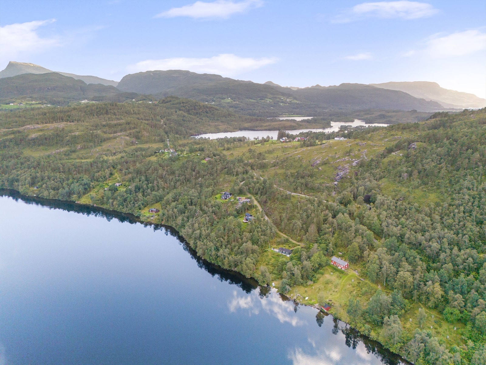 Hytten har en flott beliggenhet ved Gjønavatnet Galleribilde