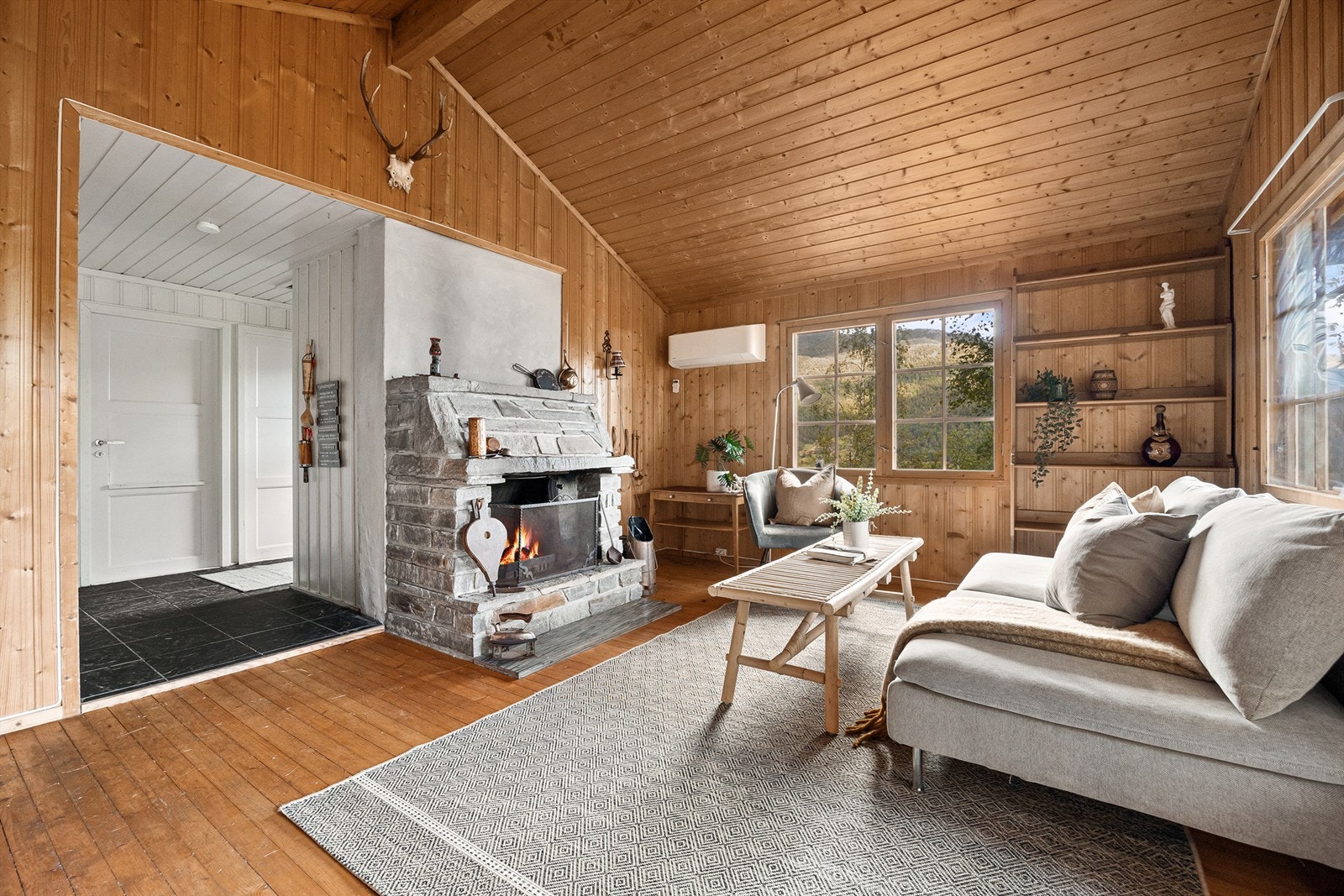 Koselig stue med peis Galleribilde